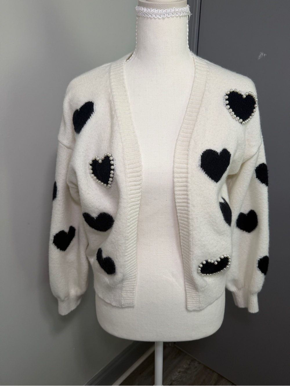 Pearl-Trim Heart Open Cardigan - White/Black